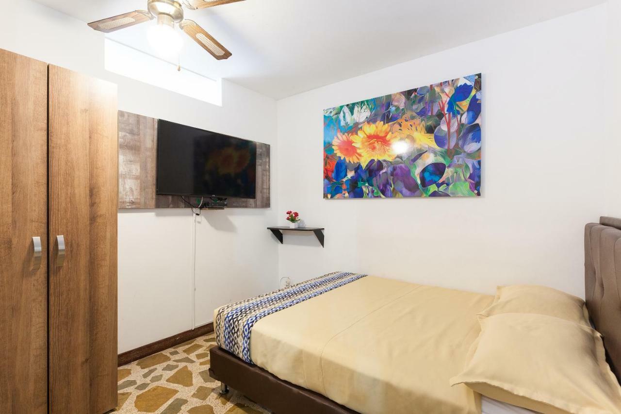 Apartamentos Amoblados Jg De La 70 Medellín Buitenkant foto