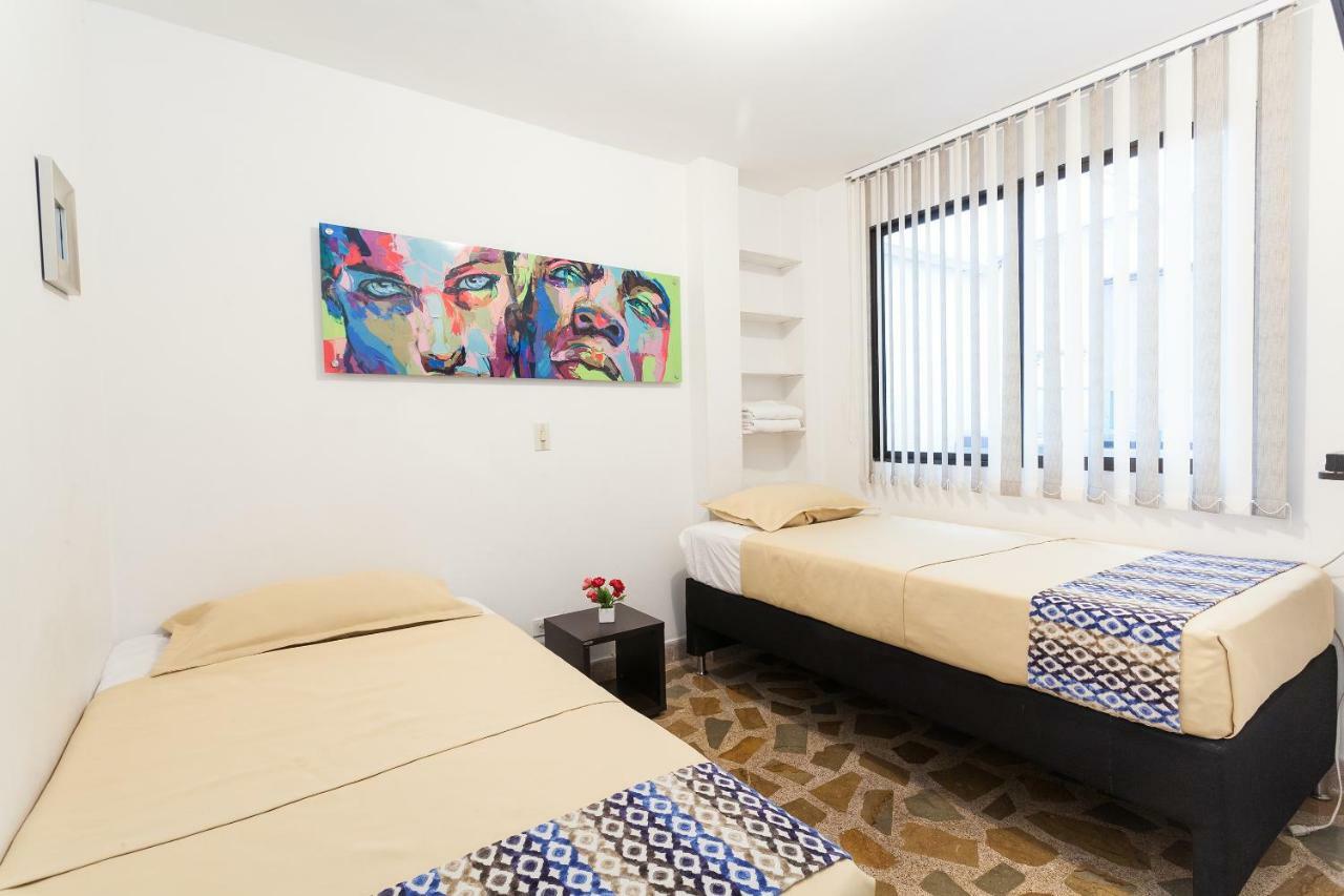 Apartamentos Amoblados Jg De La 70 Medellín Buitenkant foto