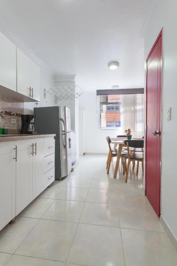 Apartamentos Amoblados Jg De La 70 Medellín Buitenkant foto